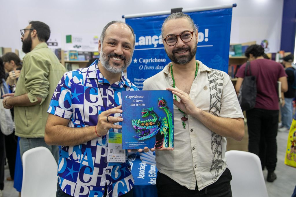 Bienal do Livro 2025: Editora UEA lança obra que celebra legado das lendas do Boi Caprichoso 7 Bienal do Livro 2025 Editora UEA lanca obra que celebra legado das lendas do Boi Caprichoso Daniel Brito 6 1024x683 1