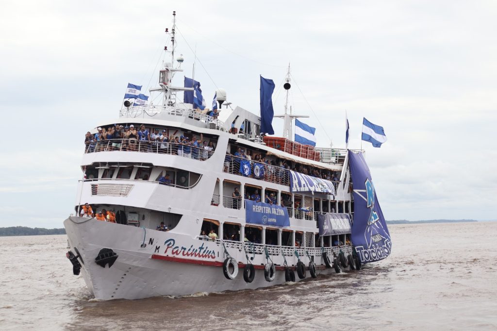Festival de Parintins 2025: Caravana Azulada desembarca na Ilha e impulsiona energia do Boi Caprichoso em busca do tetracampeonato 2 Chegada Caravana Azulada Foto Lucas Silva Amazonastur 3 1024x682 1