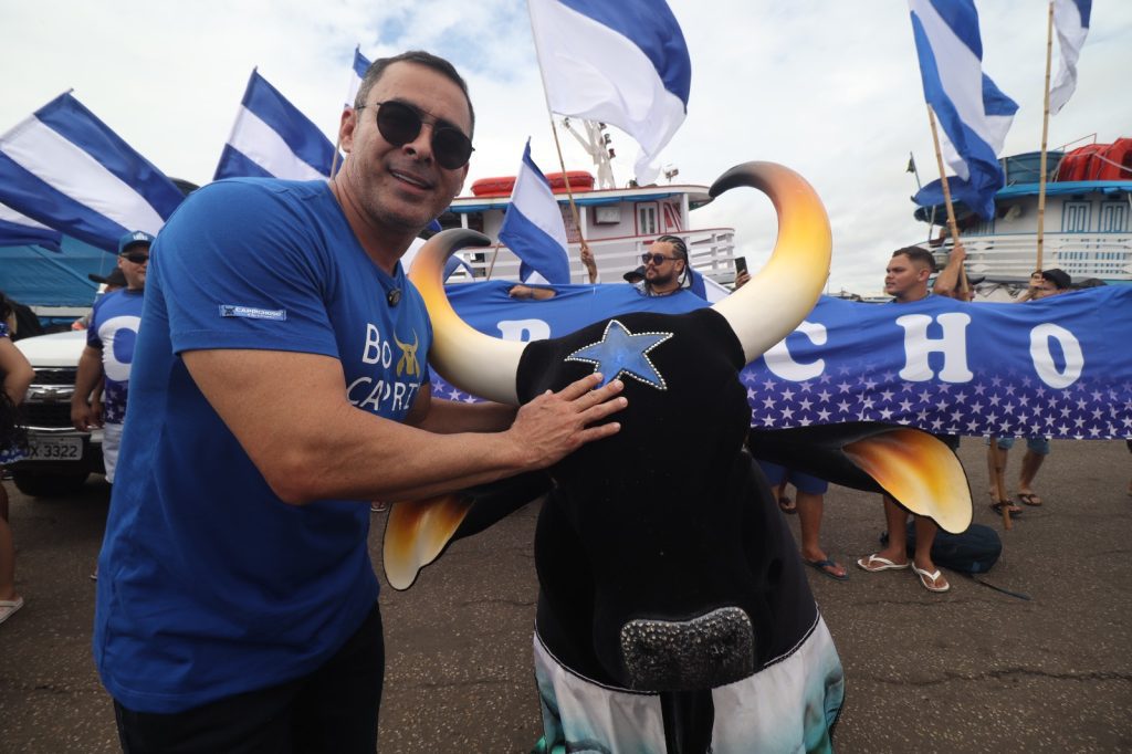 Festival de Parintins 2025: Caravana Azulada desembarca na Ilha e impulsiona energia do Boi Caprichoso em busca do tetracampeonato 7 Chegada Caravana Azulada Foto Lucas Silva Amazonastur 4 1024x682 1