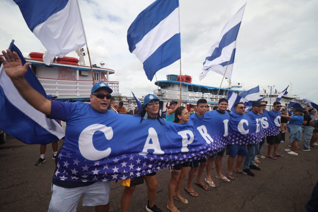 Festival de Parintins 2025: Caravana Azulada desembarca na Ilha e impulsiona energia do Boi Caprichoso em busca do tetracampeonato 3 Chegada Caravana Azulada Foto Lucas Silva Amazonastur 5 1024x682 1