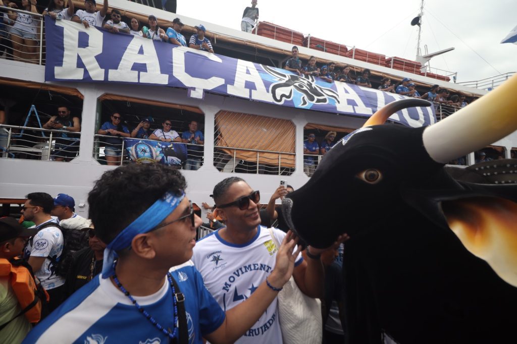 Festival de Parintins 2025: Caravana Azulada desembarca na Ilha e impulsiona energia do Boi Caprichoso em busca do tetracampeonato 5 Chegada Caravana Azulada Foto Lucas Silva Amazonastur 7 1024x682 1