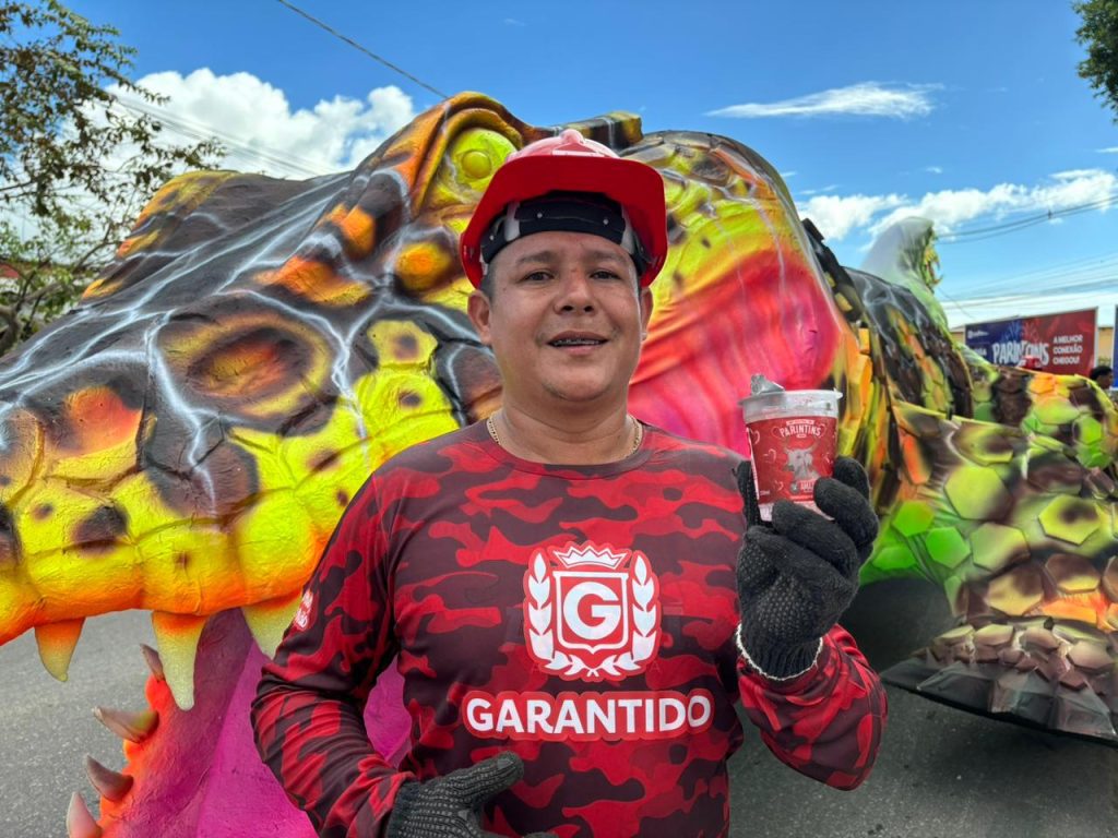 Festival de Parintins 2025: Cosama entrega copos de água para trabalhadores de Caprichoso e Garantido 3 Cosama Hidratacao dos trabalhadores dos bumbas Fotos Alex Maia Francy Silva 1 1024x768 1
