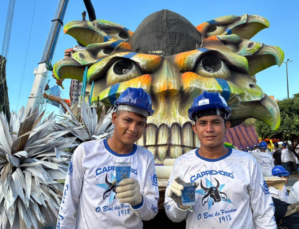 Festival de Parintins 2025: Cosama entrega copos de água para trabalhadores de Caprichoso e Garantido 2 Cosama Hidratacao dos trabalhadores dos bumbas Fotos Alex Maia Francy Silva 2 1024x784 1