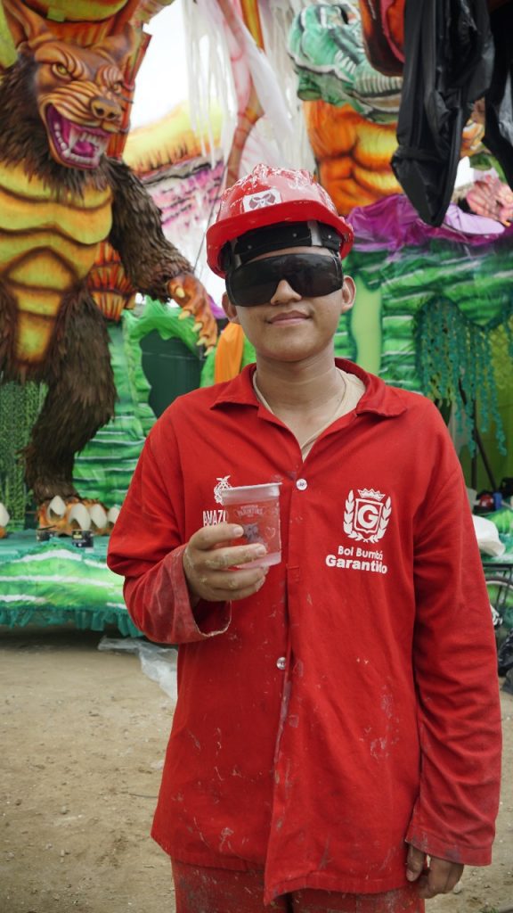 Festival de Parintins 2025: Cosama entrega copos de água para trabalhadores de Caprichoso e Garantido 7 Cosama Hidratacao dos trabalhadores dos bumbas Fotos Alex Maia Francy Silva 6 576x1024 1