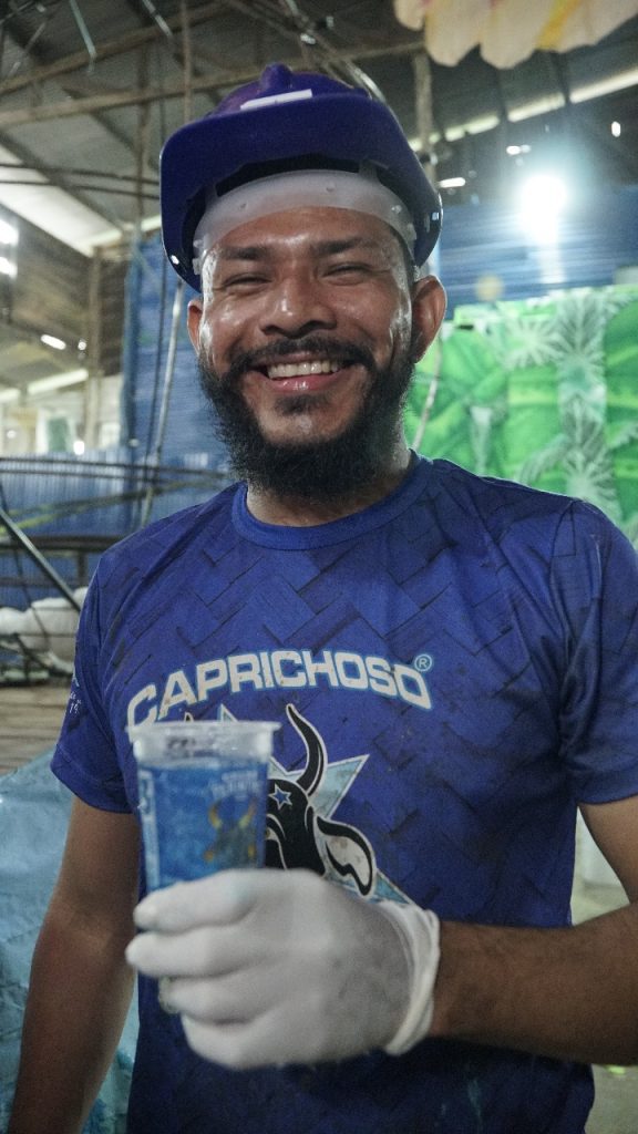 Festival de Parintins 2025: Cosama entrega copos de água para trabalhadores de Caprichoso e Garantido 5 Cosama Hidratacao dos trabalhadores dos bumbas Fotos Alex Maia Francy Silva 7 576x1024 1