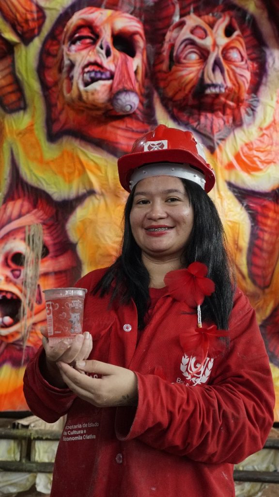 Festival de Parintins 2025: Cosama entrega copos de água para trabalhadores de Caprichoso e Garantido 11 Cosama Hidratacao dos trabalhadores dos bumbas Fotos Alex Maia Francy Silva 8 576x1024 1