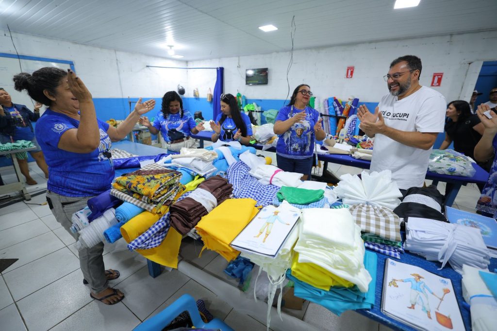 Governador Wilson Lima destaca atuação dos bastidores de costureiras e trabalhadores dos bois Caprichoso e Garantido 2 Costureiras de Parintins Foto Secom 1 1024x682 1