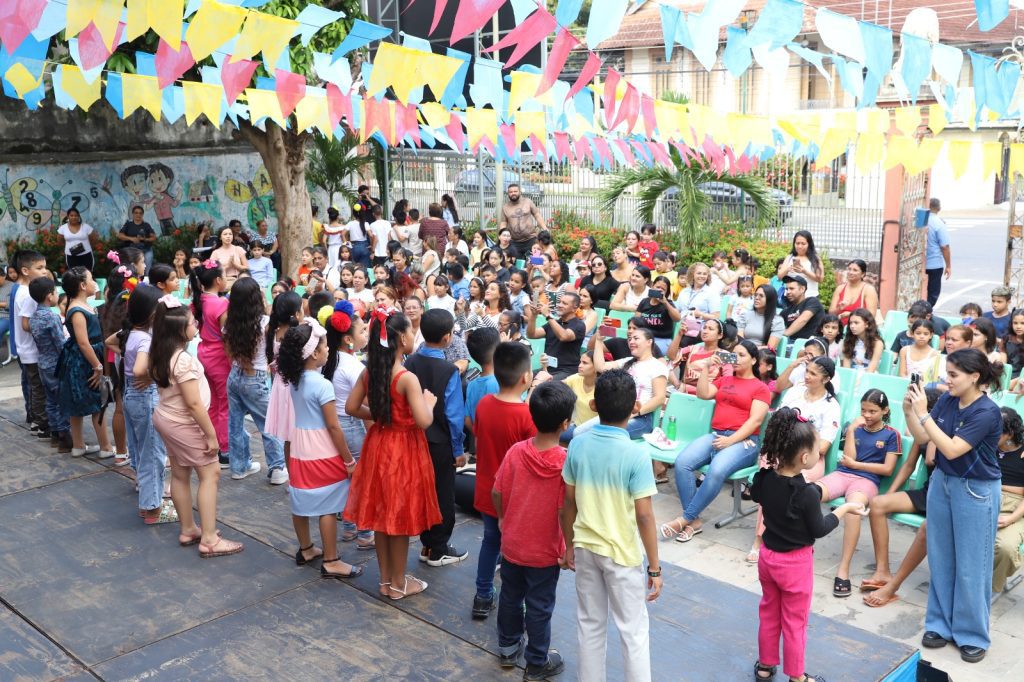 “Festa da Amizade”: Escola Estadual Barão do Rio Branco realiza ação de combate à xenofobia contra populações imigrantes 3 Educacao Festa Amizade Foto Eduardo Cavalcante 3 1024x682 1