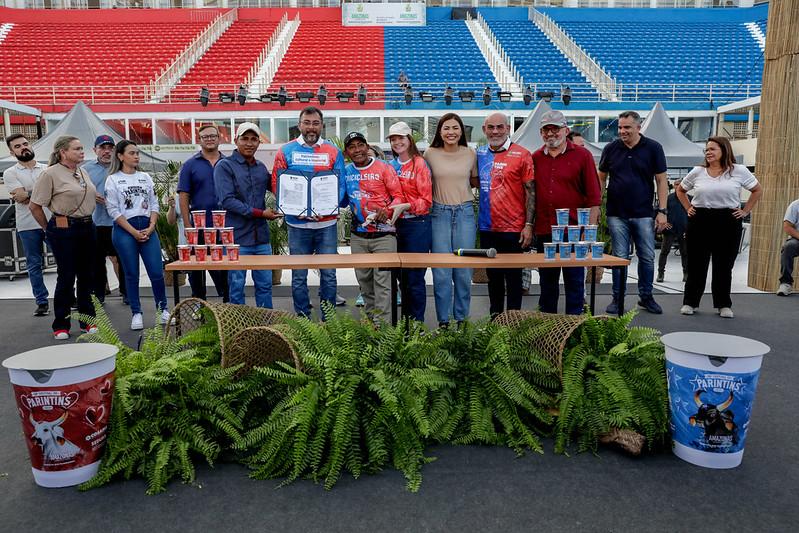 Governador Wilson Lima entrega triciclos reformados e uniformes para reforçar transporte turístico em Parintins durante o Festival 5 Entrega Triciclos Foto Alex Pazuello Secom 2 3