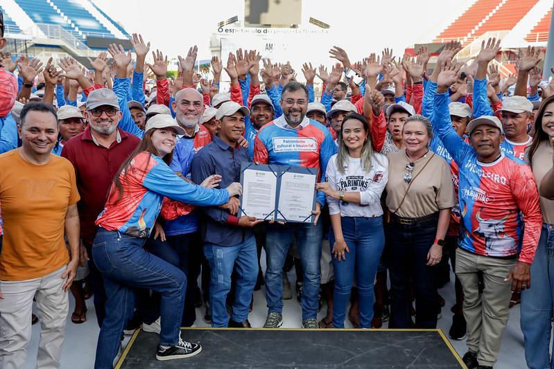 Governador Wilson Lima entrega triciclos reformados e uniformes para reforçar transporte turístico em Parintins durante o Festival 2 Entrega Triciclos Foto Alex Pazuello Secom 3