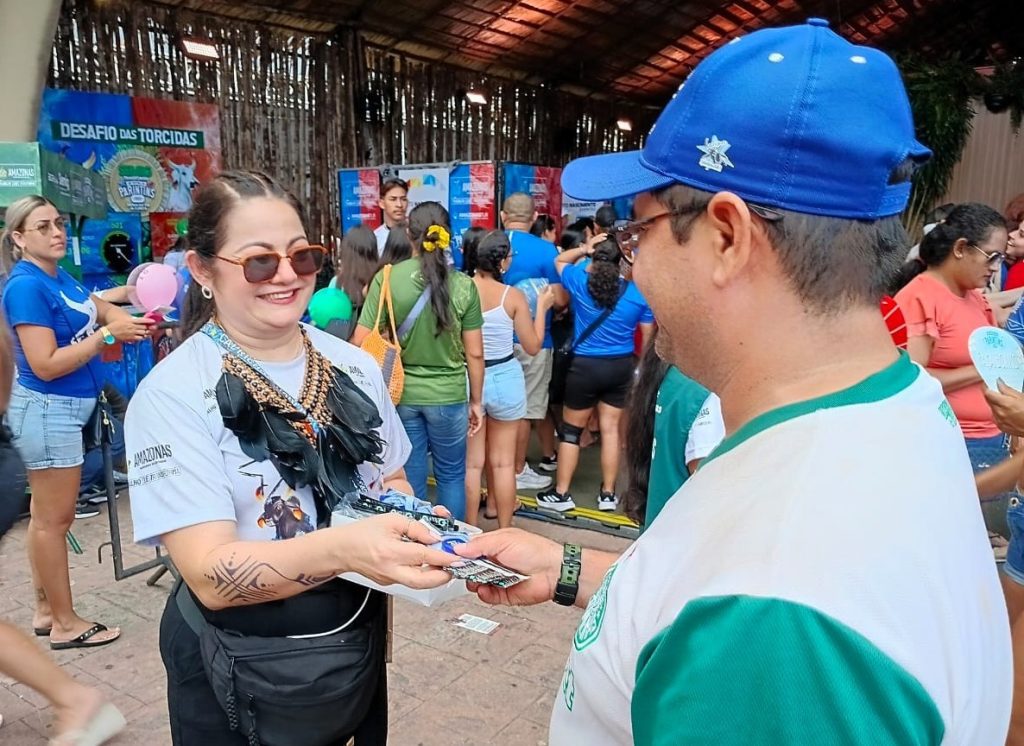 Festival de Parintins 2025: Governo do Amazonas realiza ação de prevenção ao HIV e IST, com foco na saúde e no respeito à diversidade 2 FVS RCP Prevencao ao HIV e outras IST no Festival de Parintins FOTO Jaqueline Macedo FVS RCP 1 1024x746 1