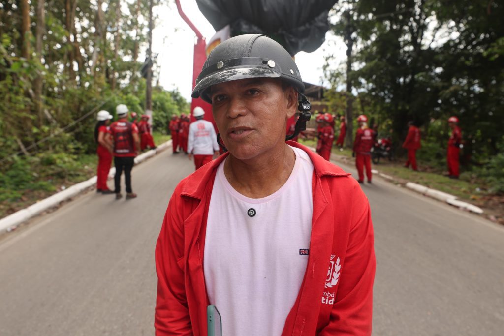 Festival de Parintins 2025: Bois Caprichoso e Garantido realizam últimos traslados das alegorias 15 Festival de Parintins 2025 Bois Caprichoso e Garantido realizam ultimos traslados das alegorias 8 coordenador dos kacaueres Ito Teixeira foto Mauro Neto Secom 1024x683 1