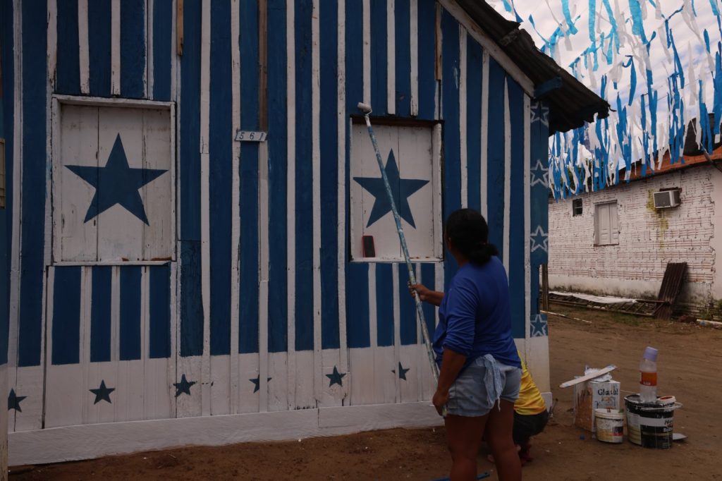 Festival de Parintins 2025: Muros de casas da Ilha Tupinambarana guardam histórias da cultura parintinense 7 Festival de Parintins 2025 Muros de casas da Ilha Tupinambarana guardam historias da cultura parintinense 1 foto Mauro Neto Secom 1024x682 1
