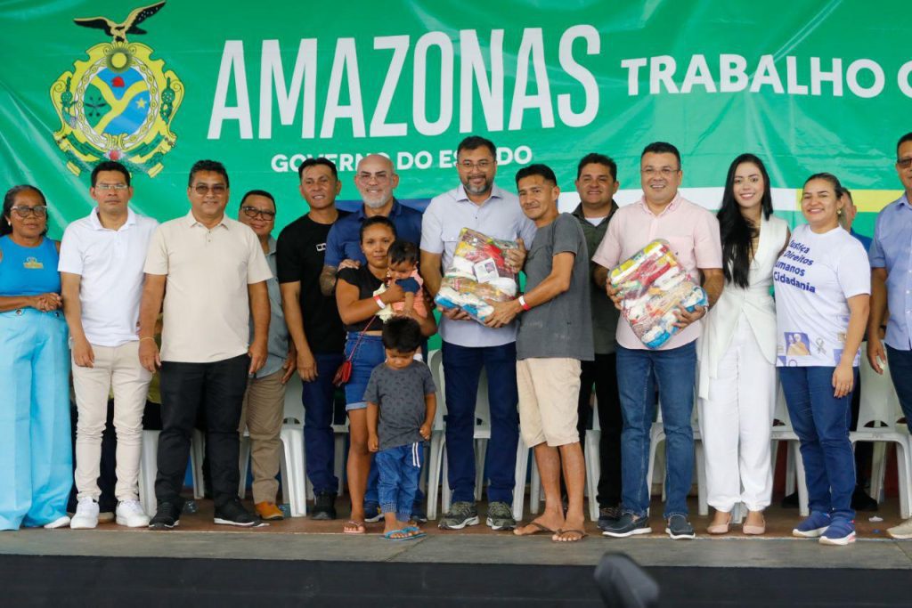 Governador Wilson Lima destina 36 toneladas de alimentos a populacao em situacao de vulnerabilidade no municipio de Barreirinha 2 fotos Arthur Castro Secom 1024x683 1