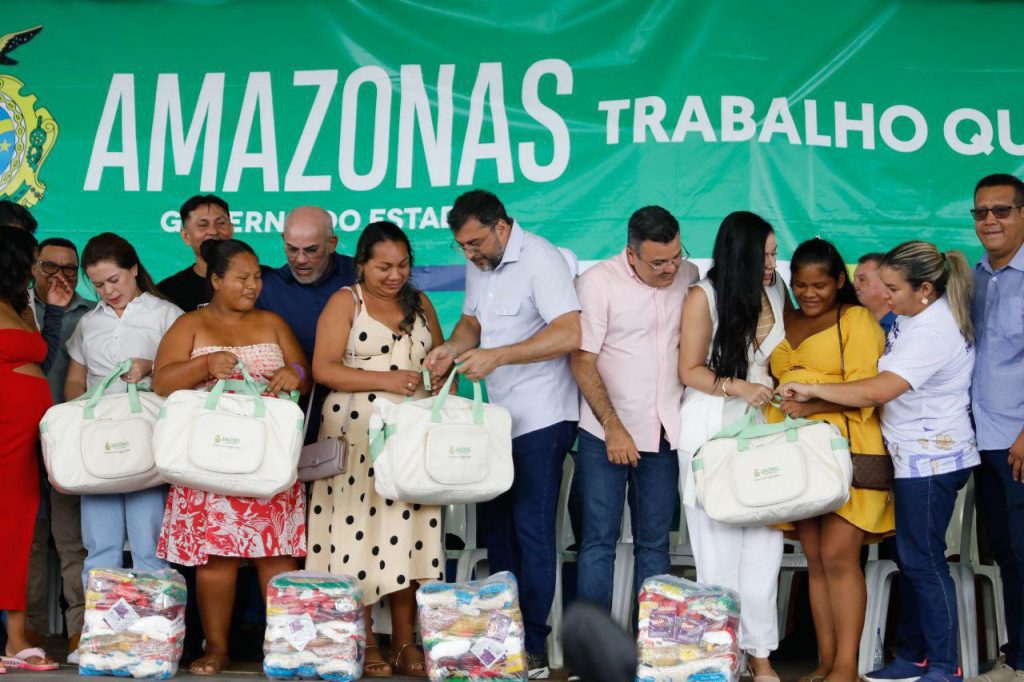 Governador Wilson Lima destina 36 toneladas de alimentos a populacao em situacao de vulnerabilidade no municipio de Barreirinha 3 fotos Arthur Castro Secom 1024x682 1