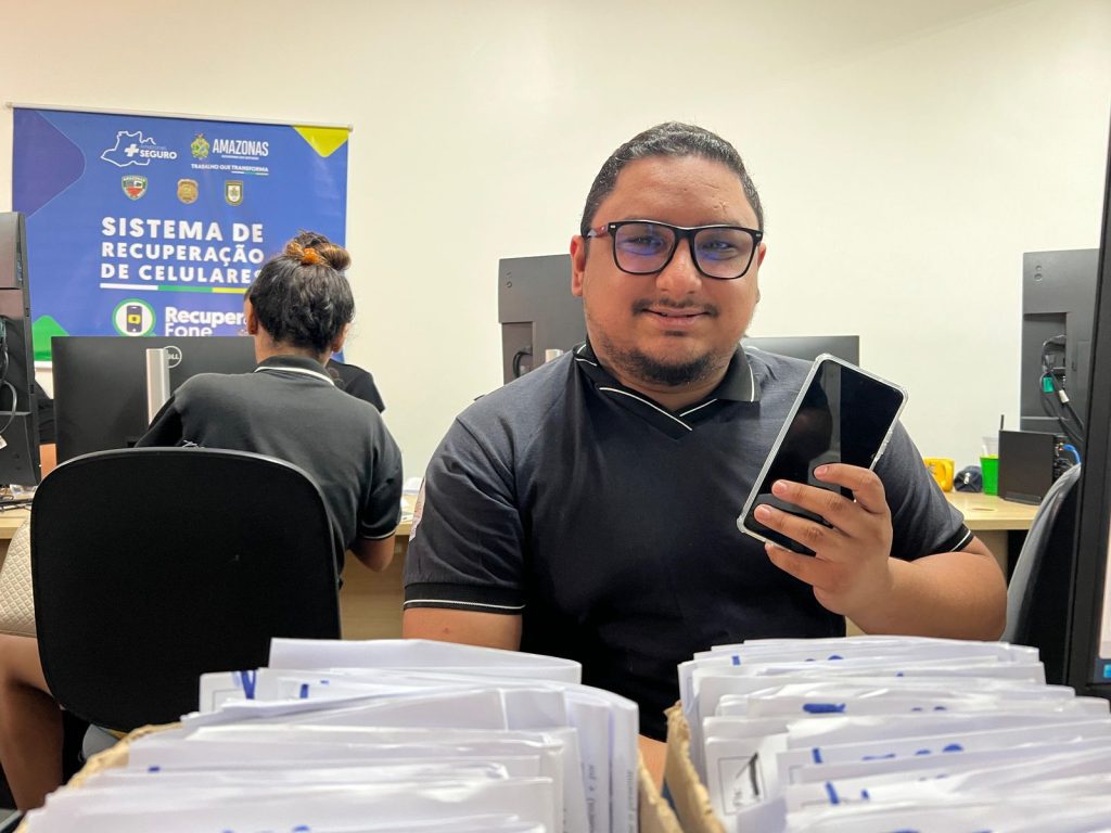 SSP-AM inicia entrega de 850 aparelhos celulares recuperados durante o Programa ‘RecuperaFone’ 9 INTERPRETE RENAN ENTREGA APARELHOS CELULARES FOTOS VICTOR LEVY SSP AM 1 1024x768 1