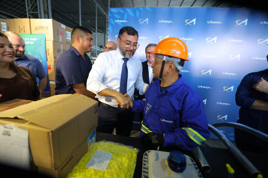 Ilumina+ Amazonas: Governador Wilson Lima vistoria envio de luminárias de LED para Jutaí e Fonte Boa 5 Ilumina Mais Foto Diego Peres Secom 2 1024x682 1