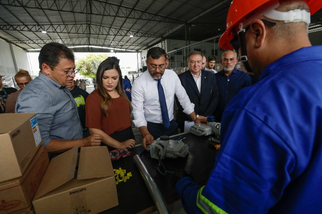 Ilumina+ Amazonas: Governador Wilson Lima vistoria envio de luminárias de LED para Jutaí e Fonte Boa 11 Ilumina Mais fotos Alex Pazuello Secom 1 1024x682 1