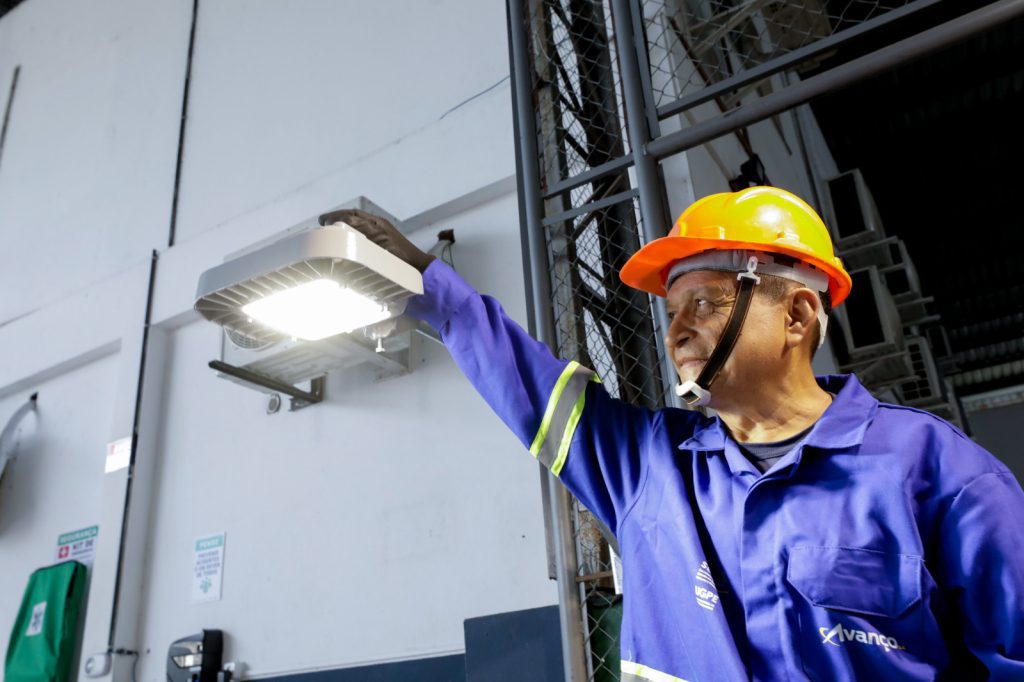 Ilumina+ Amazonas: Governador Wilson Lima vistoria envio de luminárias de LED para Jutaí e Fonte Boa 13 Ilumina Mais fotos Alex Pazuello Secom 2 1024x682 1