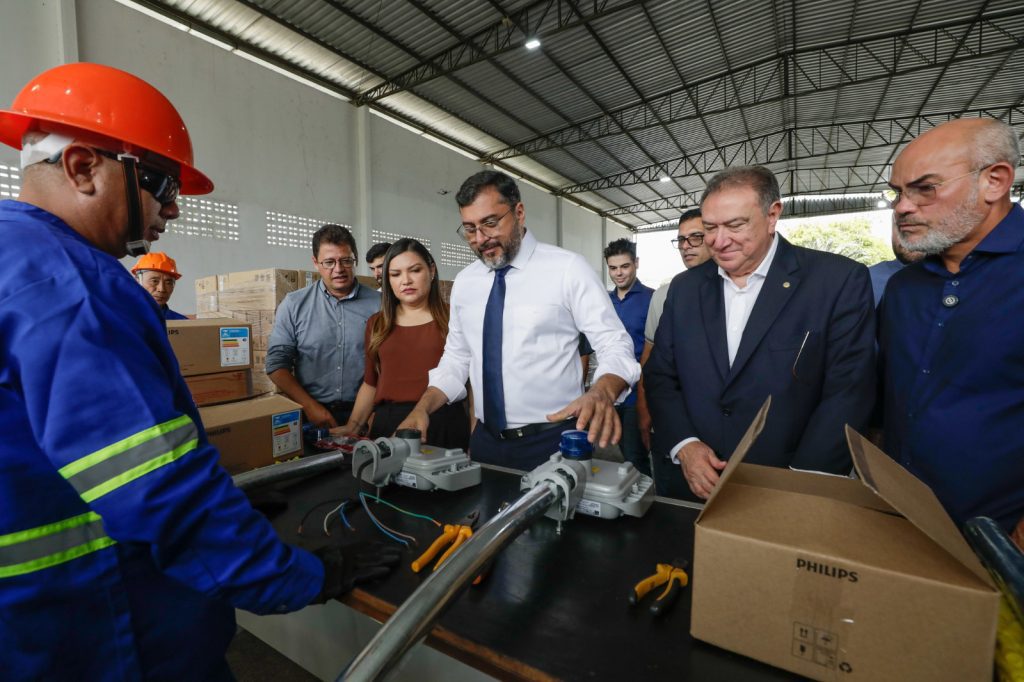 Ilumina+ Amazonas: Governador Wilson Lima vistoria envio de luminárias de LED para Jutaí e Fonte Boa 9 Ilumina Mais fotos Alex Pazuello Secom 3 1024x682 1