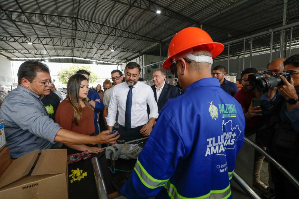 Ilumina+ Amazonas: Governador Wilson Lima vistoria envio de luminárias de LED para Jutaí e Fonte Boa 3 Ilumina Mais fotos Alex Pazuello Secom 5 1024x682 1