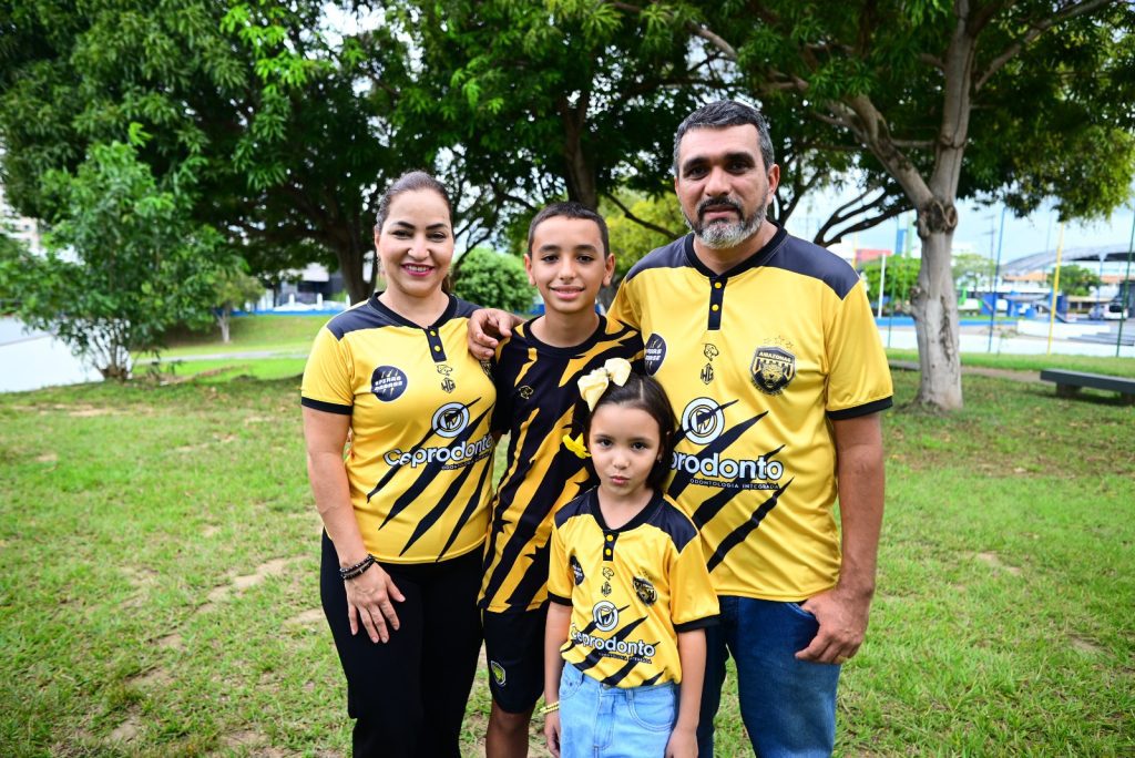 Com apoio do Governo do Amazonas atleta amazonense realizará avaliação no Fluminense 7 SEDEL 3 Samuel Feitosa e sua Familia FOTO Fabio Tavares Sedel 1024x684 1