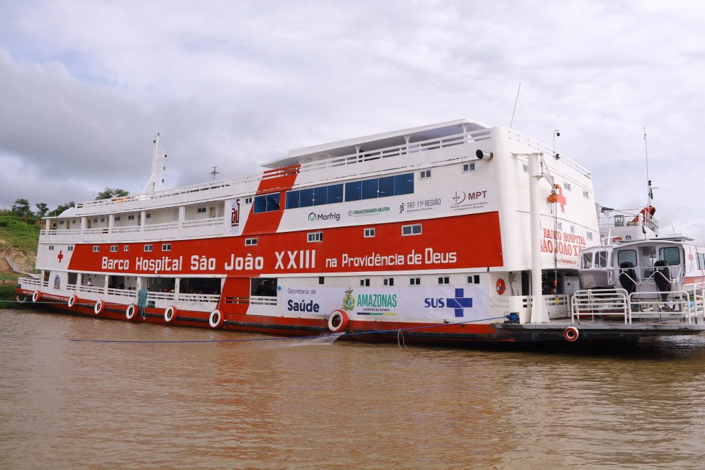 Operação Cheia 2025: Governo do Amazonas envia Balsa Hospital e Barco São João para apoiar ações de saúde em Anamã 3 SES AM 1 Balsa e Barco Hospital Foto Evandro Seixas SES AM 1024x683 1