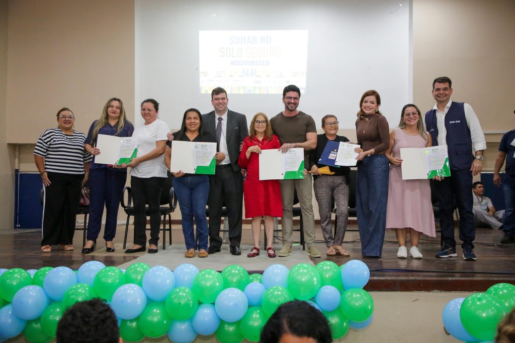 Governo do Amazonas entrega 300 títulos definitivos do Conjunto Viver Melhor 1 11 SUHAB 5 300 TITULOS Viver Melhor 1 1024x683 1