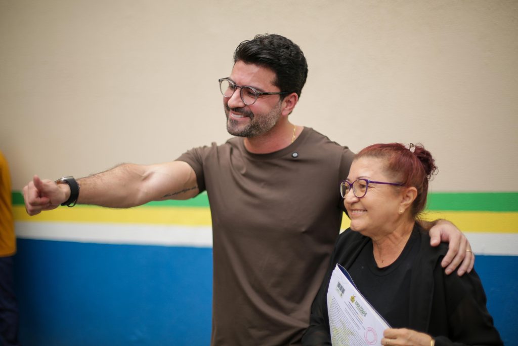 Governo do Amazonas entrega 300 títulos definitivos do Conjunto Viver Melhor 1 7 SUHAB 6 300 TITULOS Viver Melhor 1 Moradora Nora Ney da Costa 1024x683 1