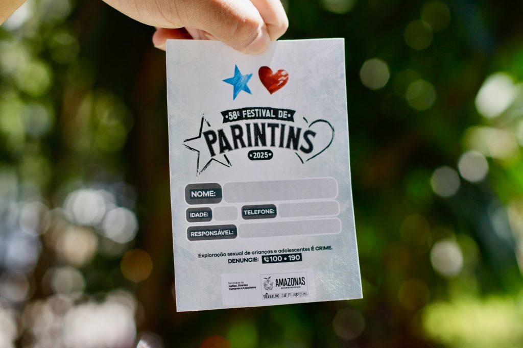 Festival de Parintins 2025: crianças a partir de seis anos podem participar da Festa dos Visitantes acompanhadas de pais ou responsáveis 2 Sejusc Cracha de identificacao Foto Lincoln Ferreira 1024x682 1