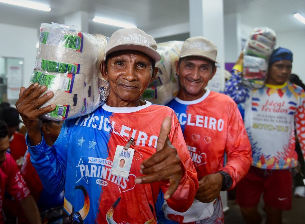 Festival de Parintins 2025: Governo do Amazonas distribui cestas de alimentos a tricicleiros da ilha 2 Sejusc Tricicleiros receberam cestas de alimentos Fotos Lincoln Ferreira 3 1024x755 1