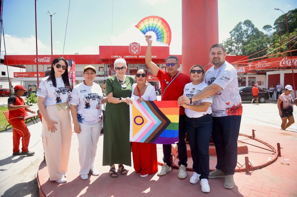 Festival de Parintins 2025: Pelo terceiro ano consecutivo, Sejusc e movimento LGBTQIAPN+ hasteiam bandeira da diversidade em currais 2 Sejusc Hasteamento da Bandeira LGBTQIAPN Fotos Lincoln Ferreira 01 1024x681 1
