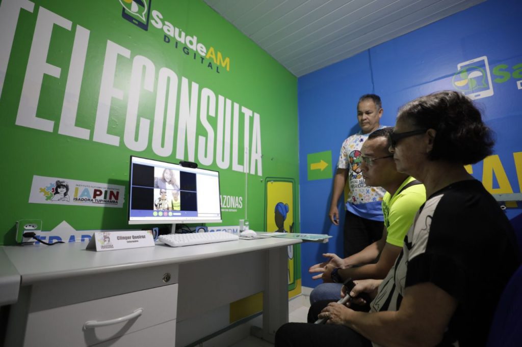 Governador Wilson Lima inaugura serviço de Telessaúde em Parintins e amplia rede de saúde digital no Baixo Amazonas 11 Teleconsulta Parintins Franco Junior e Belenita de Vilhena Foto Alex Pazuello Secom 2 1 1024x682 1