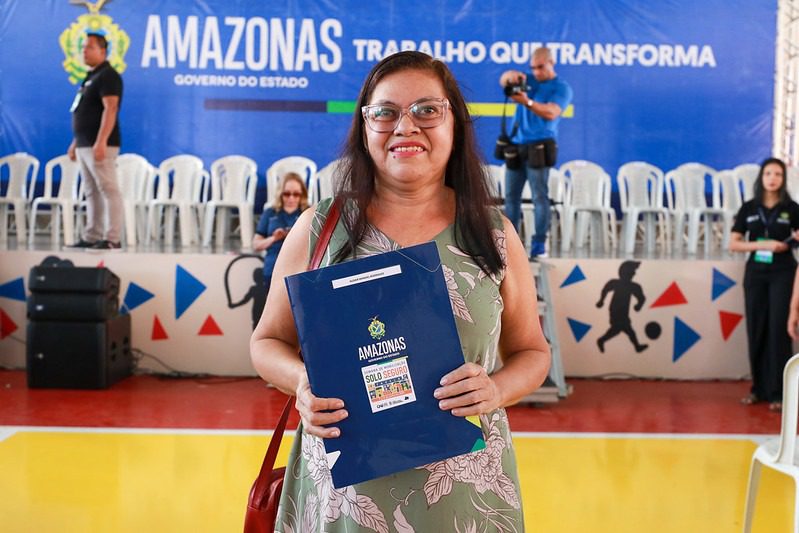 “Agora posso dizer que a casa é minha”, diz moradora da zona norte ao receber título definitivo de propriedade do Governo do Amazonas 3 WhatsApp Image 2025 06 13 at 162246 1 1