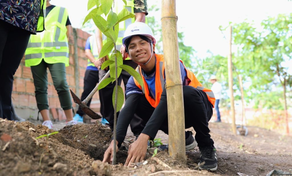 Mês do Meio Ambiente: UGPE leva estudantes para conhecer projeto de reflorestamento do Prosamin+ 3 WhatsApp Image 2025 06 16 at 161923 1024x619 1