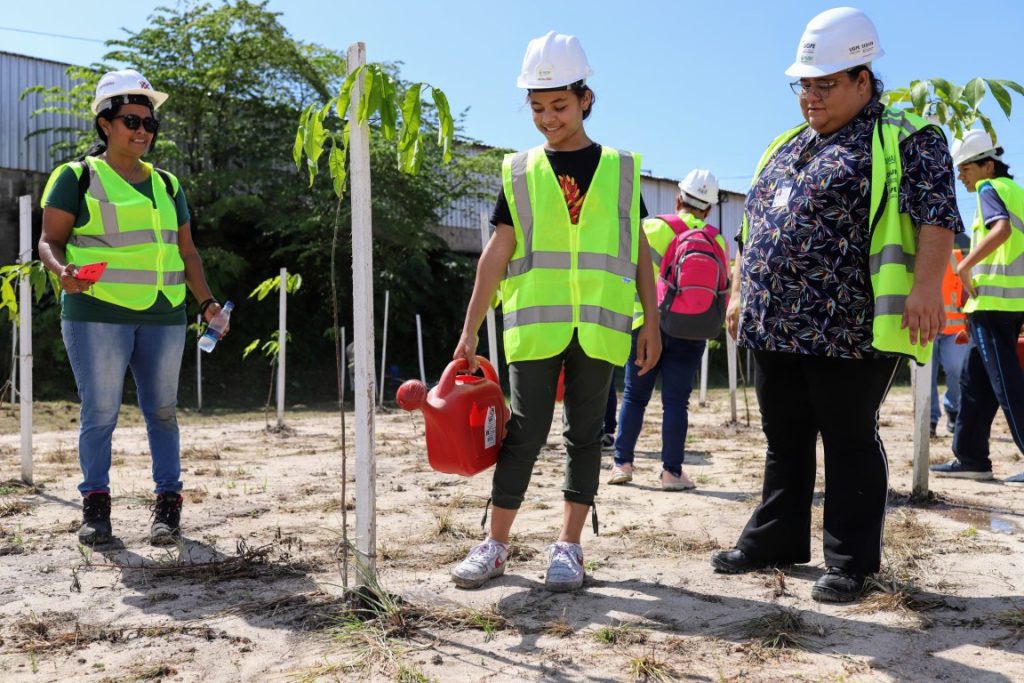 Mês do Meio Ambiente: UGPE leva estudantes para conhecer projeto de reflorestamento do Prosamin+ 11 WhatsApp Image 2025 06 16 at 161925 1024x683 1