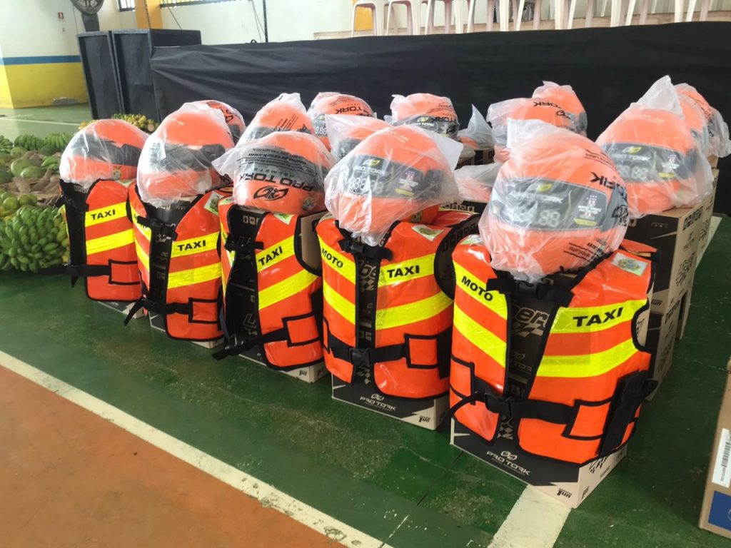 Detran-AM entrega 70 kits de segurança para mototaxistas do município de Boa Vista do Ramos 3 WhatsApp Image 2025 06 22 at 100815 1 1024x768 1