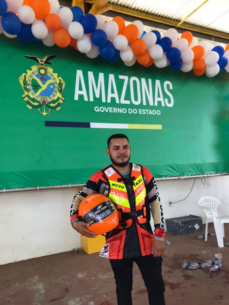 Detran-AM entrega 70 kits de segurança para mototaxistas do município de Boa Vista do Ramos 5 WhatsApp Image 2025 06 22 at 100815 768x1024 1