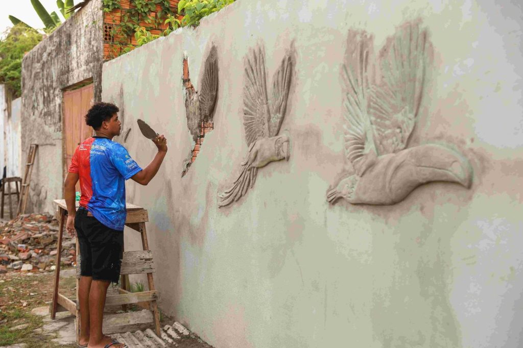 Festival de Parintins 2025: artistas do projeto ‘Galeria Cidade Aberta’ falam sobre as obras e inspirações 11 cultura galeria cidade aberta artista Josinaldo Mattos e equipe foto Eduardo Melo 1 1024x682 1