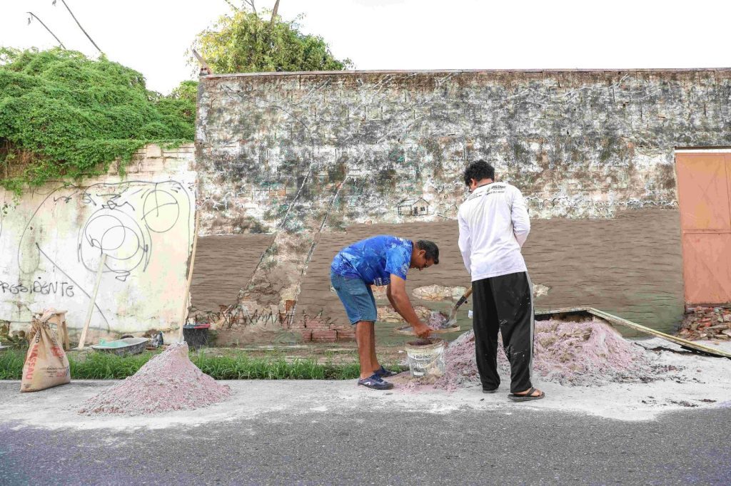 Festival de Parintins 2025: artistas do projeto ‘Galeria Cidade Aberta’ falam sobre as obras e inspirações 15 cultura galeria cidade aberta artista Josinaldo Mattos e equipe foto Eduardo Melo 2 1024x682 1