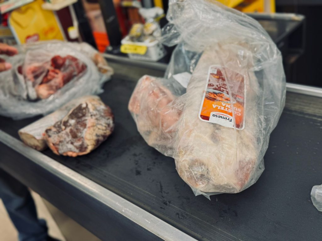 Procon-AM apreende 25 kg de alimentos impróprios em fiscalização em Manaus 5 fiscalizacao procon supermercado 003 1024x768 1