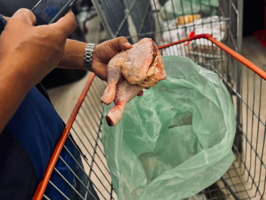Procon-AM apreende 25 kg de alimentos impróprios em fiscalização em Manaus 3 fiscalizacao procon supermercado 004 1024x768 1