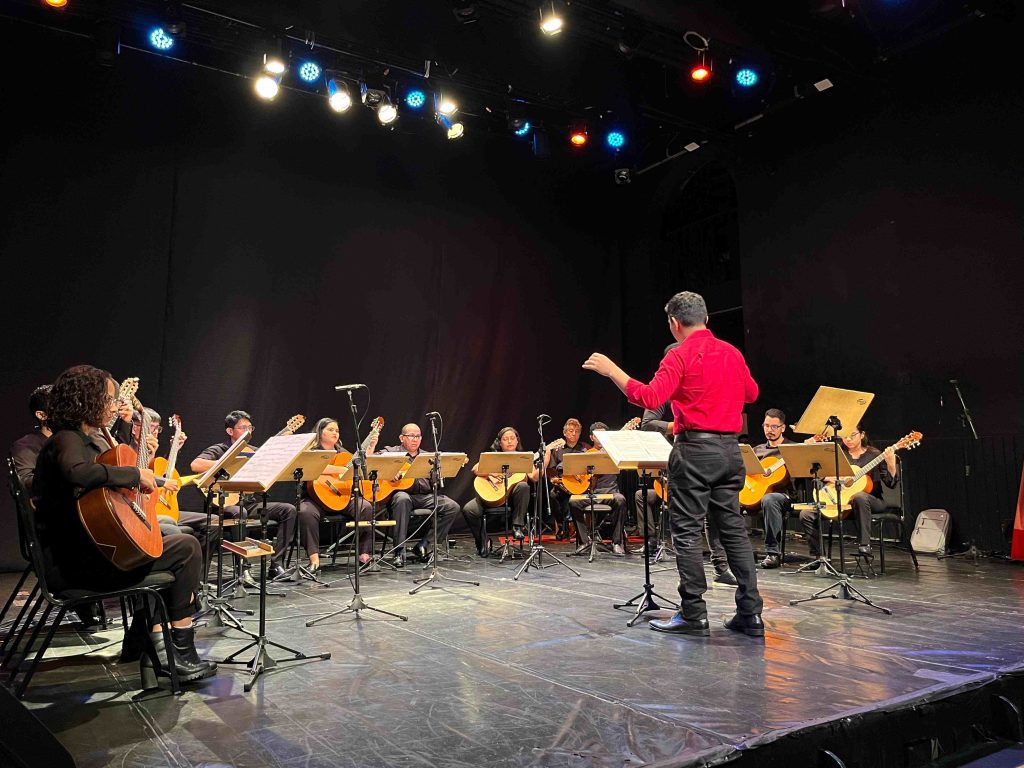 “Amor em Canções”: Camerata de Violões e Canto Popular encantam o público em concerto no Teatro da Instalação 2 “Amor em Canções”: Camerata de Violões e Canto Popular encantam o público em concerto no Teatro da Instalação