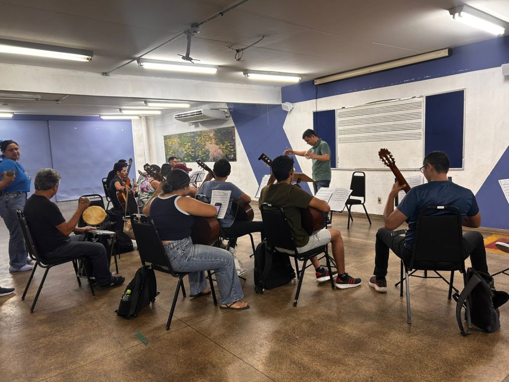 ‘Amor em Canções’ une vozes e violões do Liceu de Artes em apresentação gratuita no Teatro da Instalação 2 ‘Amor em Canções’ une vozes e violões do Liceu de Artes em apresentação gratuita no Teatro da Instalação