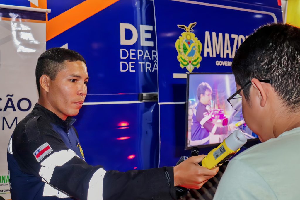 Detran-AM realiza ação educativa na Ponta Negra para conscientizar sobre os riscos no trânsito 2 Detran-AM realiza ação educativa na Ponta Negra para conscientizar sobre os riscos no trânsito