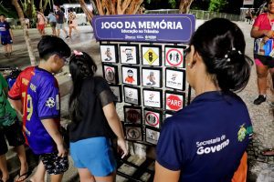Detran-AM realiza ação educativa na Ponta Negra para conscientizar sobre os riscos no trânsito