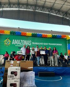 Governo do Amazonas entrega mais de R$ 1,1 milhão a agricultores do interior o estado