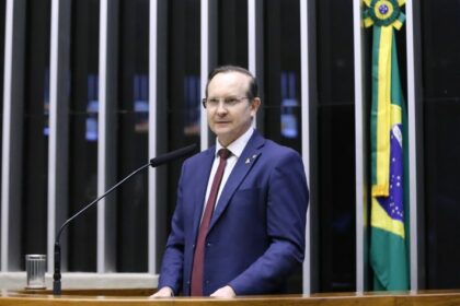 Comissão aprova autorização para motorista de aplicativo parar em qualquer local para passageiro com necessidade especial