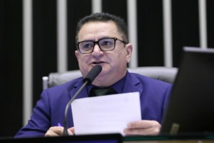 Comissão aprova determinação de que escolas substituam sons estridentes por música pra preservar aluno com autismo