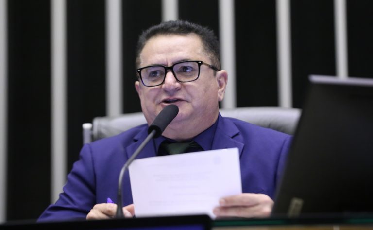 Comissão aprova determinação de que escolas substituam sons estridentes por música pra preservar aluno com autismo
